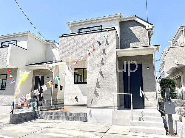 【現地外観写真】暮らしやすさと居心地の良さにこだわったシンプルで飽きのこないデザイン ！