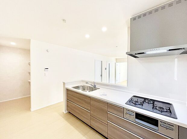 【ダイニングキッチン】料理をしながらでもご家族との会話を楽しめる対面キッチン