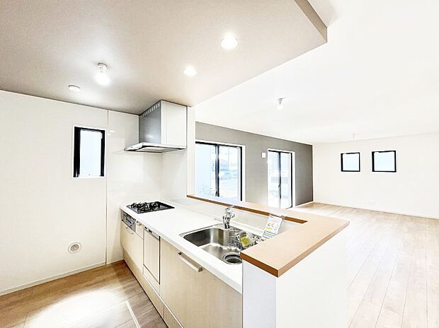 【ダイニングキッチン】料理をしながらご家族との会話を楽しめる対面カウンターキッチン