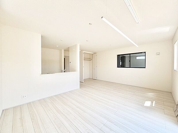 【ダイニング】家族の笑顔が自然と生まれてくる、そんな雰囲気のダイニングに仕上がっています。