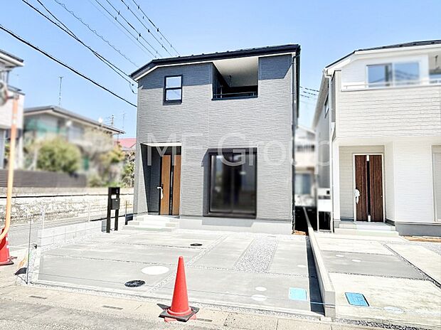 【現地外観写真】洗練された外観、上質な住空間が広がる室内は永く安心して過ごせる住居です。