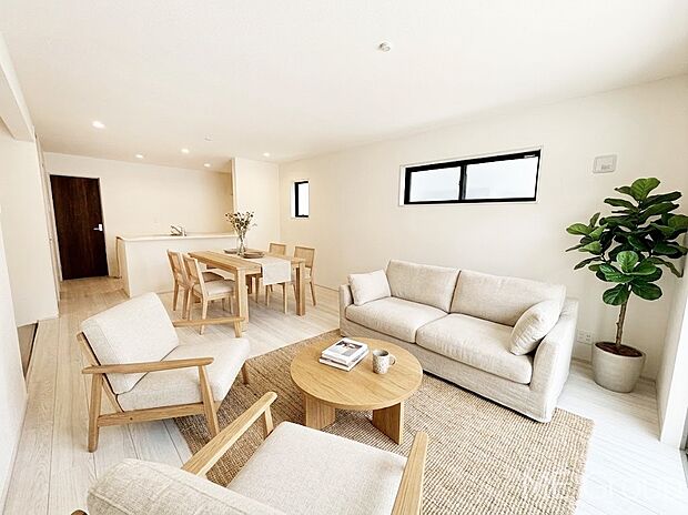 【リビング】ゆとりある広さが嬉しいリビングは家族みんなの憩いの空間です　※家具はCGです