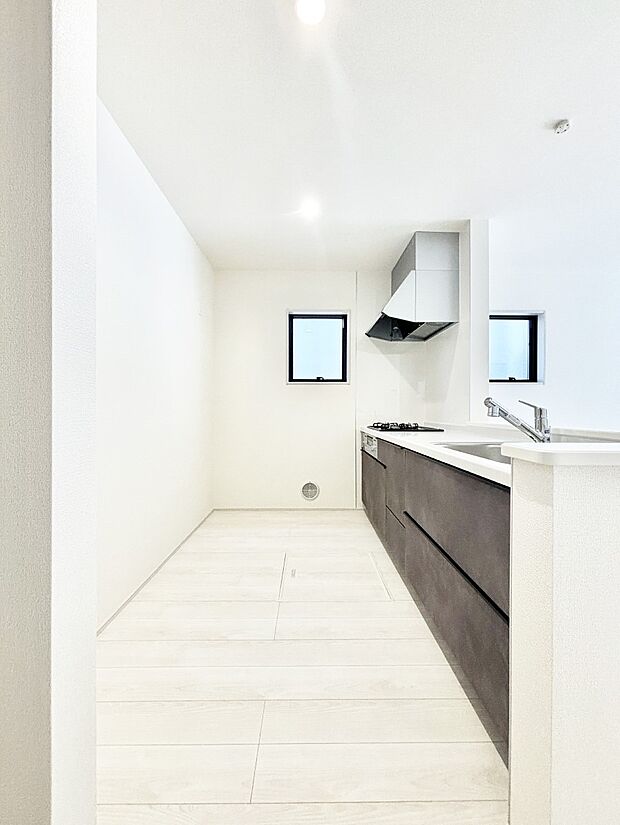 【キッチン】爽やかな風が通り抜けるキッチン。窓があるので明るく換気にも役立ちます。