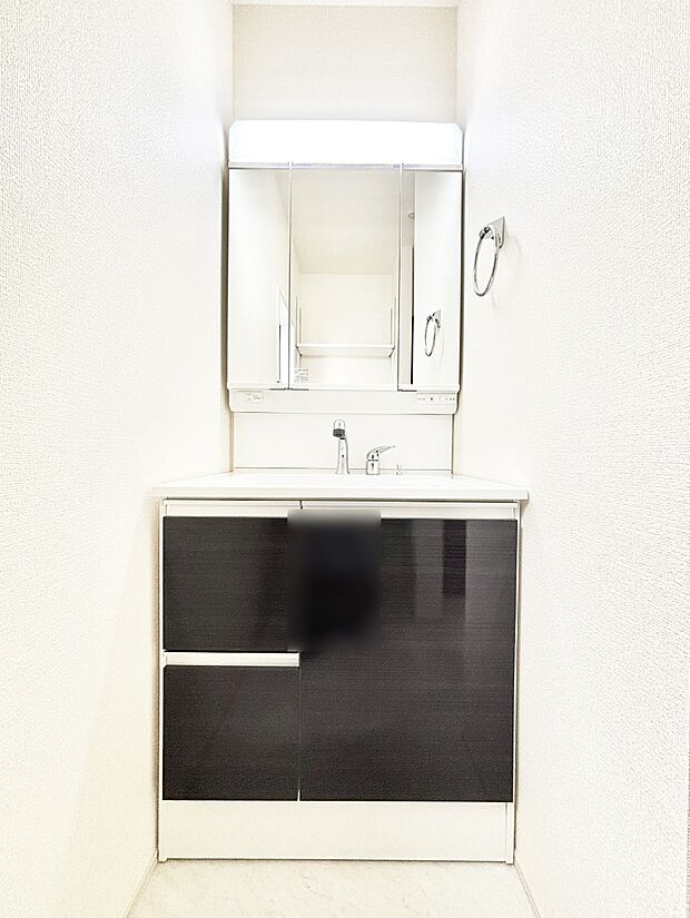 【洗面台・洗面所】スタイリングに便利な三面鏡、ミラーキャビネットで細かい物スッキリ