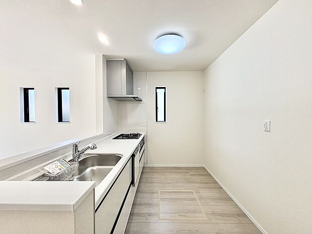 【キッチン】ゆとりあるキッチンではご家族と楽しくお料理ができます。