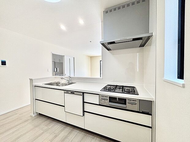 【ダイニングキッチン】料理をしながらでもご家族との会話を楽しめる対面キッチン