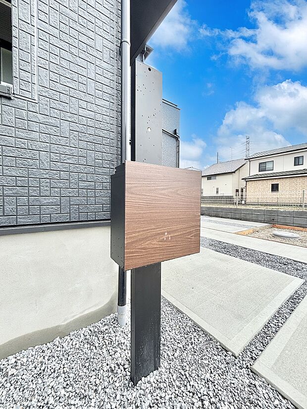 【その他現地】表札・インターホン・ポストをひとつに集約。エントランスになじむシンプルデザイン。