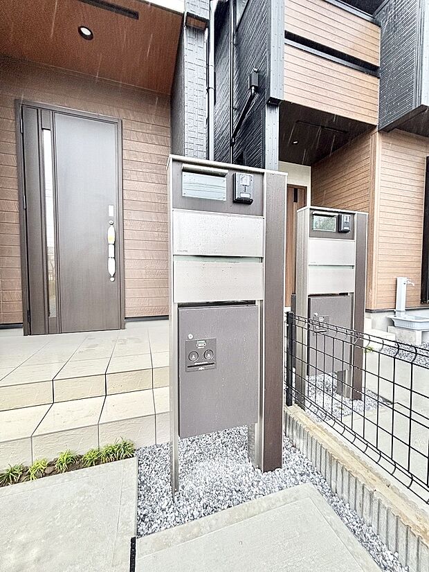 【その他現地】シンプルデザインのポスト。