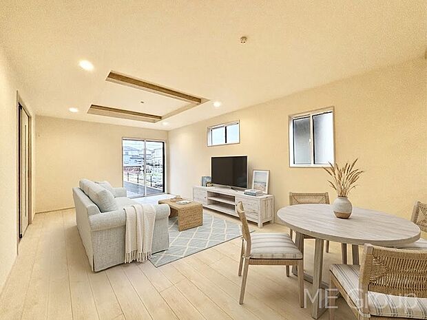 【リビング】大きな窓からたっぷりの陽光と風を感じられるリビング　※家具はCGです  