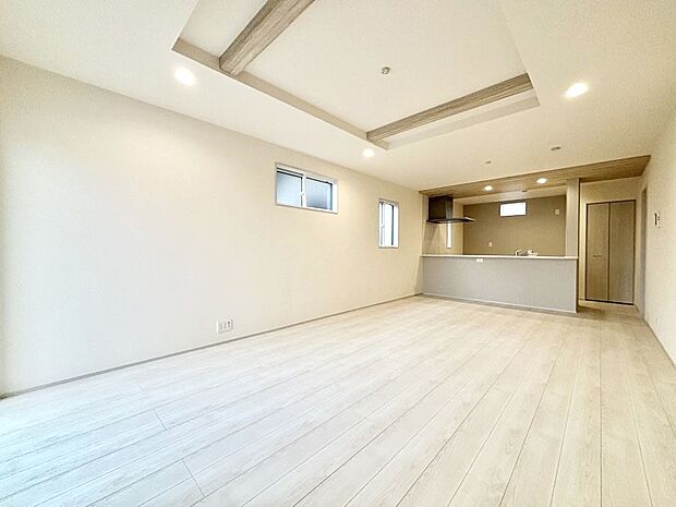 【リビングダイニング】折上天井は立体的な奥行きがあるので、天井が広く見えて開放的な空間を演出できます。  