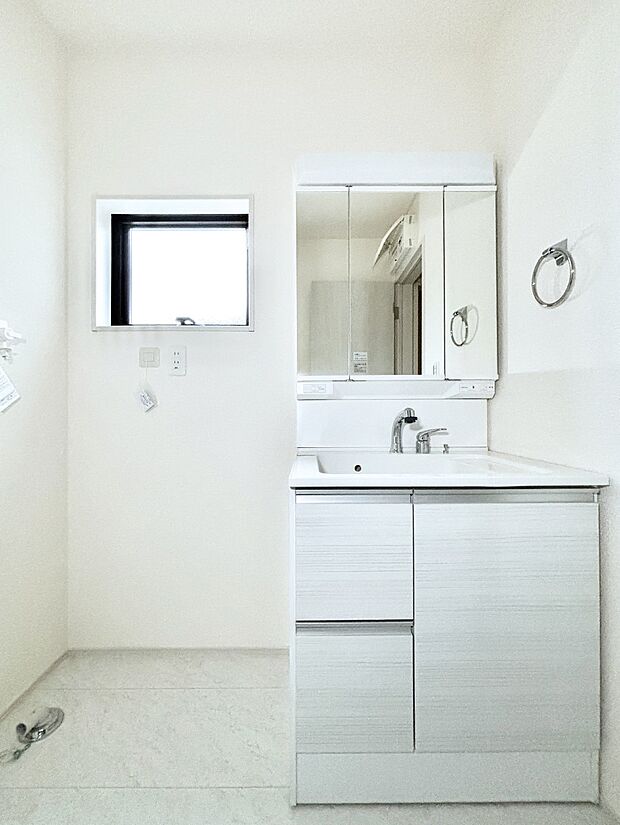 【洗面台・洗面所】大きく見やすい三面鏡で清潔感ある洗面台は、身だしなみチェックや肌のお手入れにおすすめです。