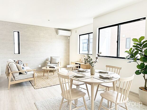 【リビング】家族の和やかな会話が聞こえてきそう。開放感のあるリビングです。※家具はCGです