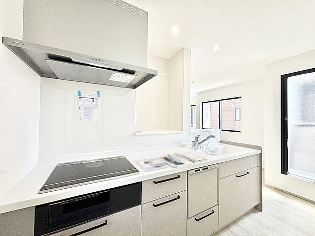 【ダイニングキッチン】料理をしながらでもご家族との会話を楽しめる対面キッチン