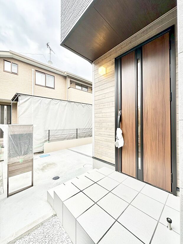 【玄関】大切な家族、来客を出迎える玄関。