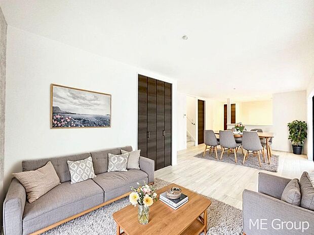 【リビング】対面キッチン＆リビングイン階段を採用した家族の絆深まるＬＤＫ　※家具はCGです