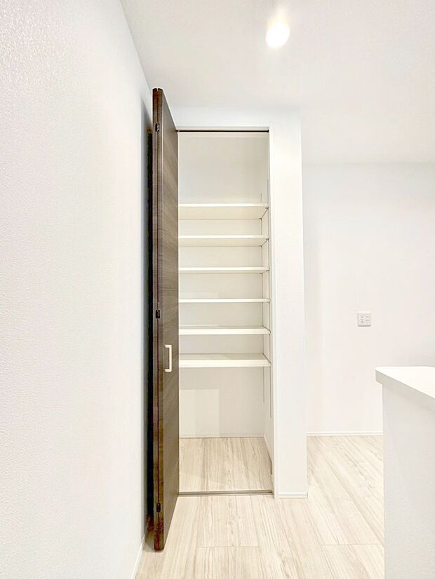 【その他設備(パントリー)】キッチンにはパントリー！食材のストックはもちろん、日用品の収納など使い方はいろいろ！