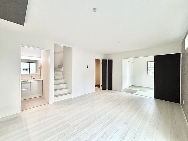 【ダイニング】リビング階段が家族の笑顔と会話をつないでくれます