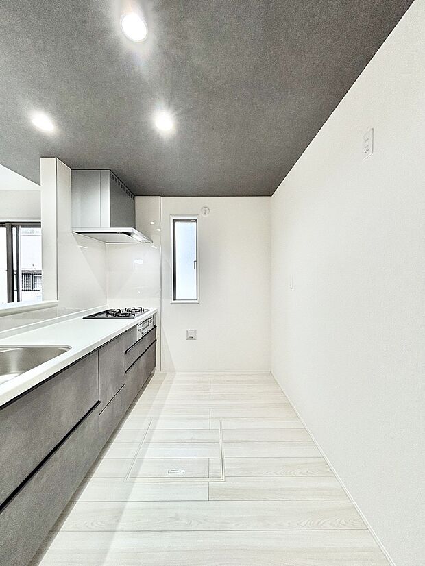 【キッチン】ゆとりあるキッチンではご家族と楽しくお料理ができます。