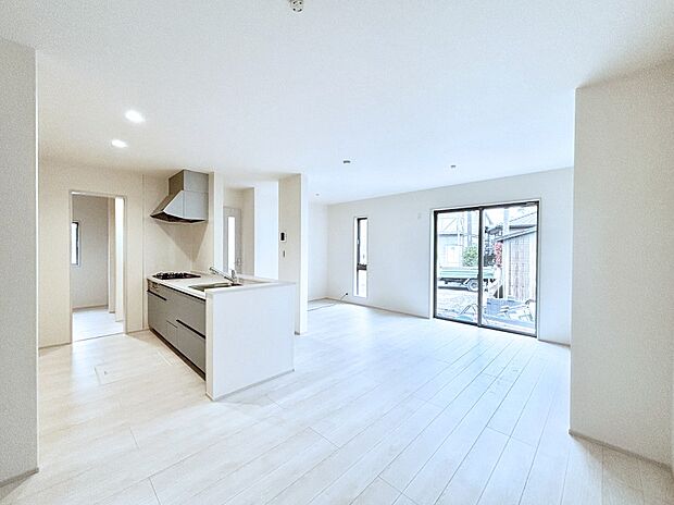 【リビングダイニング】大きな窓からたっぷりの陽光と風を感じられるリビング