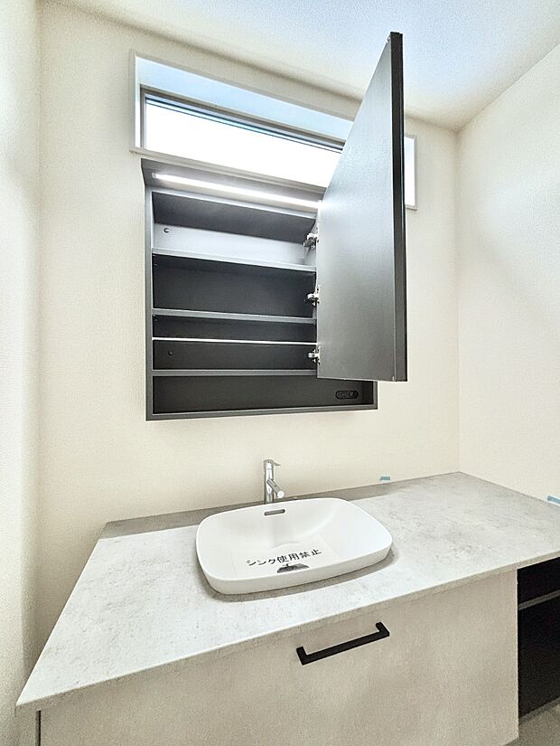 【その他設備(洗面所収納)】鏡の裏に、化粧品や衛生用品などを収納可能。洗面台をすっきりと保ちます！