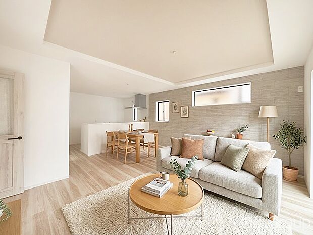 【リビング】アクセントクロスを使用したワンランクアップの空間　※家具はCGです