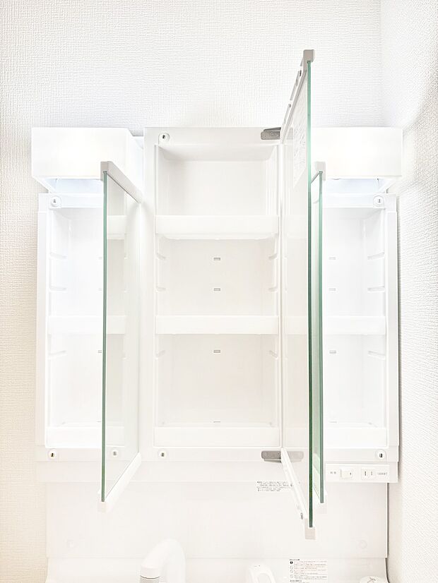 【その他設備(三面鏡裏収納)】三面鏡の裏に、化粧品や衛生用品などを収納可能。洗面台をすっきりと保ちます！