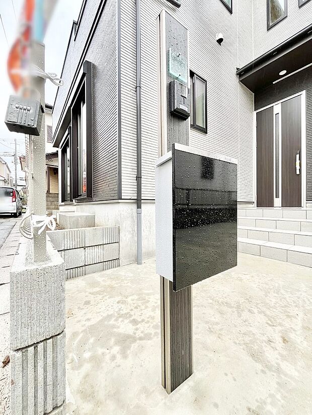 【その他現地】表札・インターホン・ポストをひとつに集約。エントランスになじむシンプルデザイン。