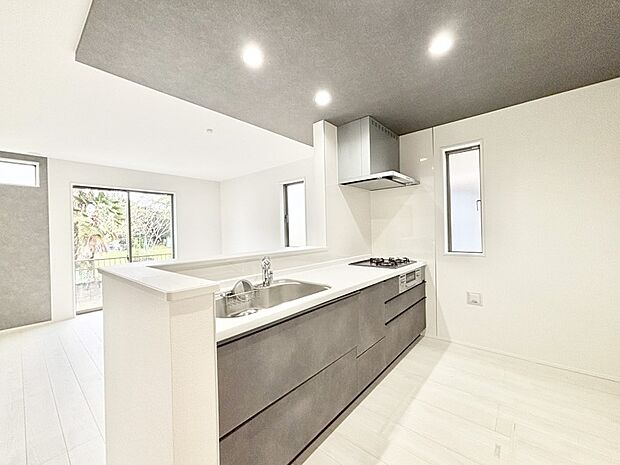 【ダイニングキッチン】爽やかな風が通り抜けるキッチン。窓があるので明るく換気にも役立ちます。