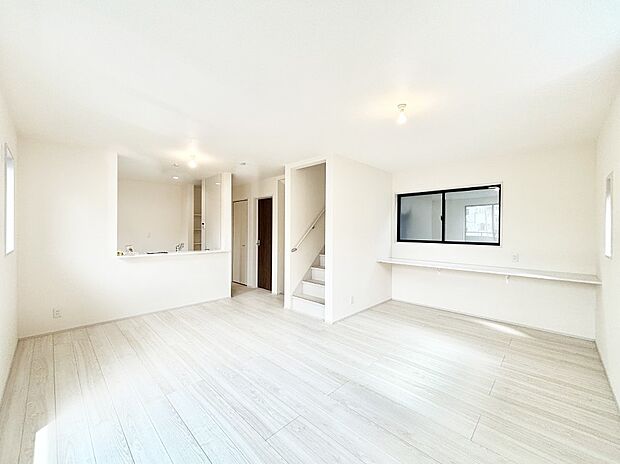 【リビングダイニング】明るい陽光が注ぎ、寛ぎの雰囲気に満たされるリビング・ダイニング。