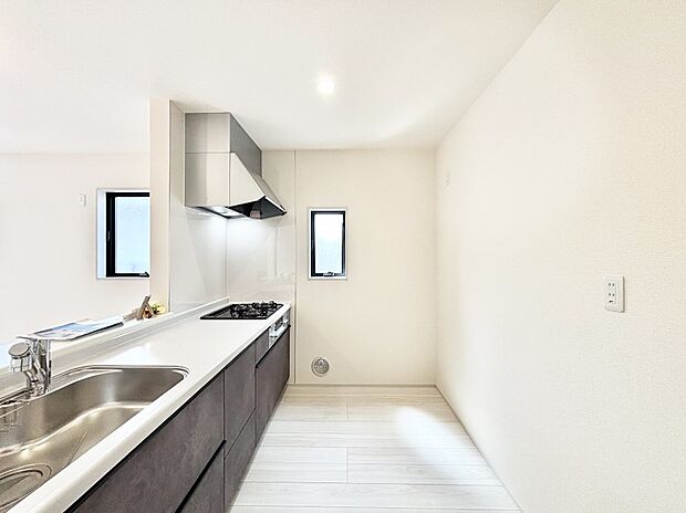 【ダイニングキッチン】料理をしながらでもご家族との会話を楽しめる対面キッチン