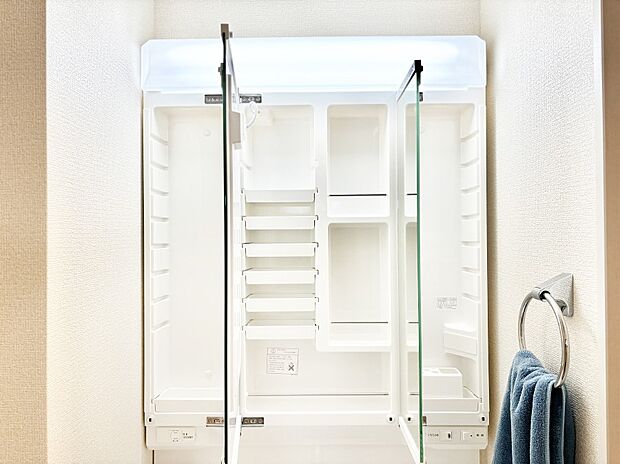 【その他設備(三面鏡裏収納)】三面鏡の裏に、化粧品や衛生用品などを収納可能。洗面台をすっきりと保ちます!