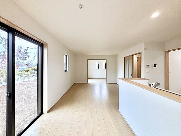 【ダイニング】家族の笑顔が自然と生まれてくる、そんな雰囲気のダイニングに仕上がっています。