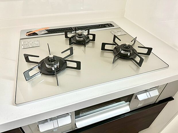 【その他設備(Siセンサーコンロ)】ガスコンロはSiセンサー搭載。火力調節や焦げ付き・消し忘れも防いでくれます。