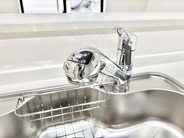 【その他設備(浄水器)】いつでも清潔なおいしいお水を。一つの水栓で水道水と浄水を使い分け。