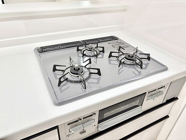 【その他設備(三ツ口コンロ)】三口ガスコンロでお料理が一気にはかどりそう  　