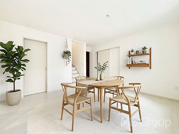 【リビング】ご家族の賑やかな話し声で包まれる明るいリビング ※家具はCGです