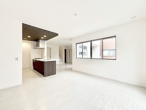 【リビングダイニング】明るい陽光が注ぎ、寛ぎの雰囲気に満たされるリビング・ダイニング。