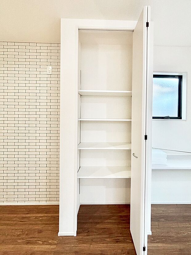 【その他設備(リビング収納)】リビング収納。ここに収納があると物が集まるLDKがスッキリ片付きそうですね。