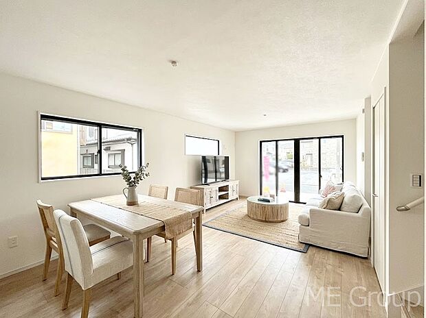 【リビング】大きな窓からたっぷりの陽光と風を感じられるリビング　※家具はCGです  