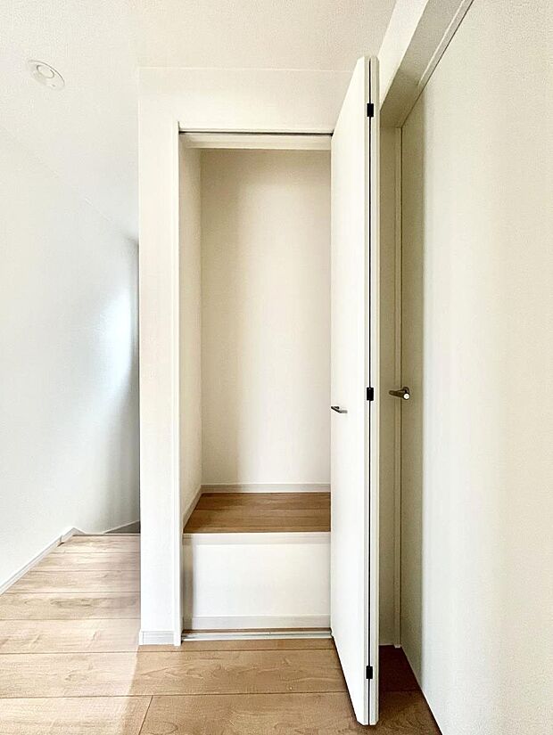 【その他設備(廊下収納)】廊下収納。掃除道具や季節の小物を収納することができます。