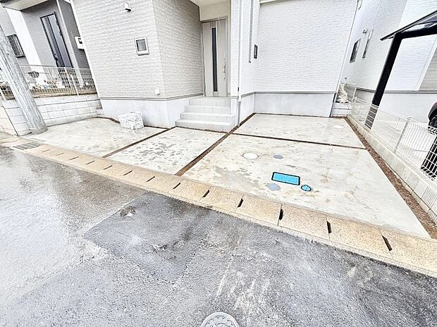 【駐車場】2台（車種による）駐車可！ご家族みんなの自転車も置ける広々カースペース。