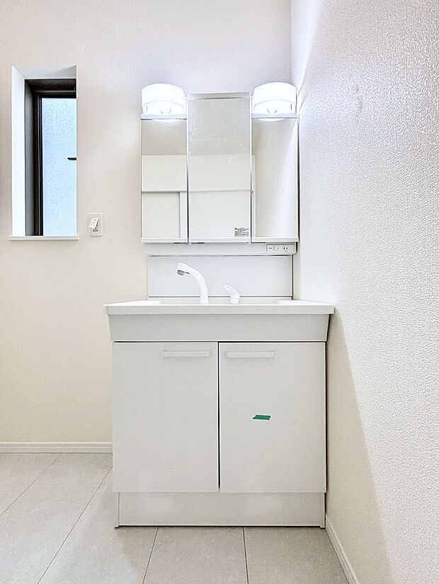 【洗面台・洗面所】大きく見やすい三面鏡で清潔感ある洗面台は、身だしなみチェックや肌のお手入れにおすすめです。