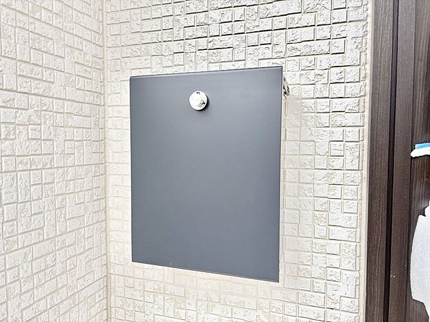 【その他現地】シンプルデザインのポスト。