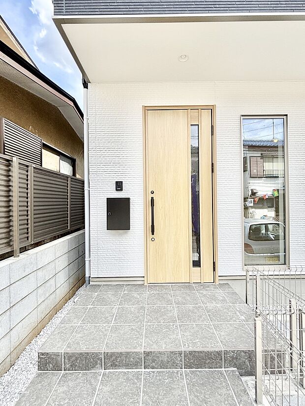 【玄関】玄関前は雨が降っても濡れにくい屋根付き　