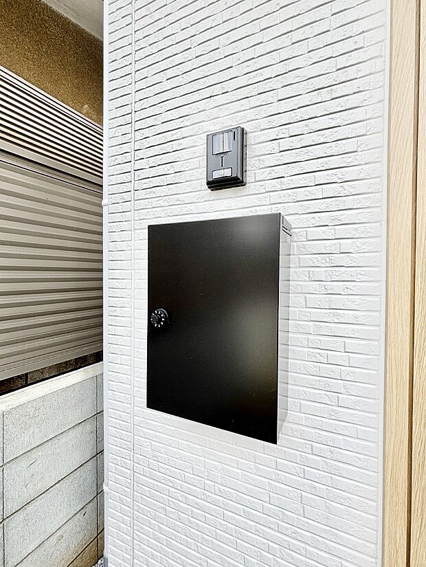 【その他現地】シンプルデザインのポスト。　