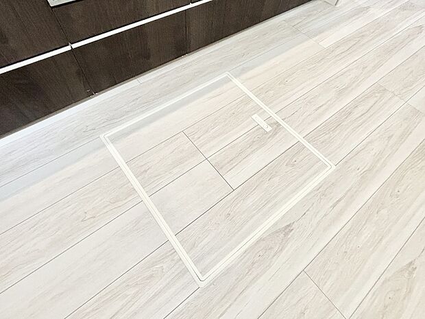 【その他設備(床下収納)】床下収納付き！日用品・非常用品の収納にも大活躍。