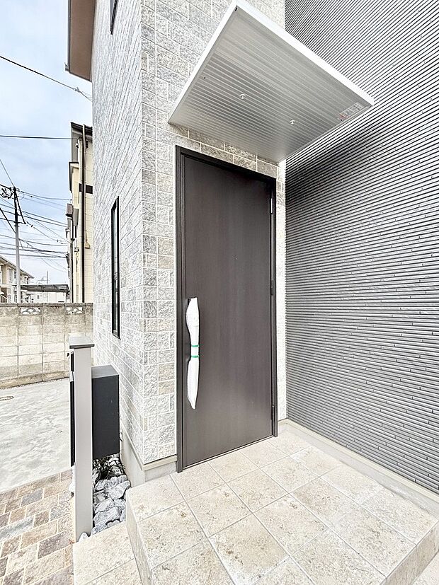 【玄関】大切な家族、来客を出迎える玄関。