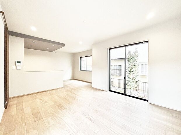 【ダイニング】明るい陽光が注ぎ、寛ぎの雰囲気に満たされるダイニング。