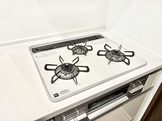 【その他設備(三ツ口コンロ)】三口ガスコンロでお料理が一気にはかどりそう。