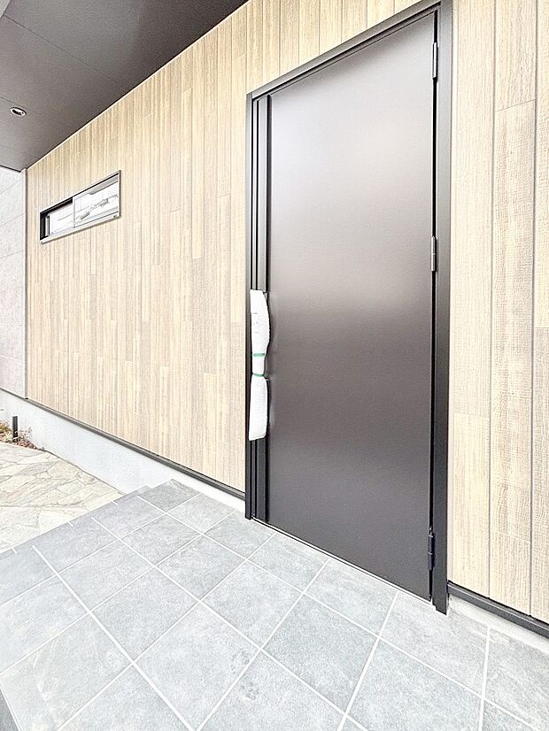 【玄関】大切な家族、来客を出迎える玄関。